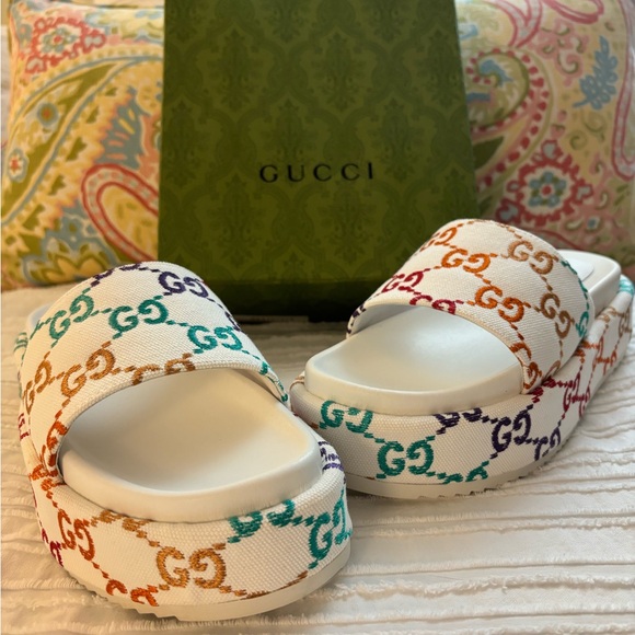 GUCCI Platform Multicolor Logo Print Slides - Picture 1 of 3